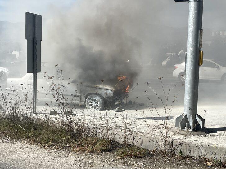 Bolu'da otomobildeki yangına, yoldan geçen yangın söndürme cihazı firması yetkilileri müdahale etti G2