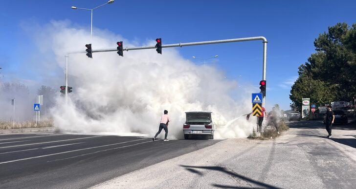 Bolu'da otomobildeki yangına, yoldan geçen yangın söndürme cihazı firması yetkilileri müdahale etti G3