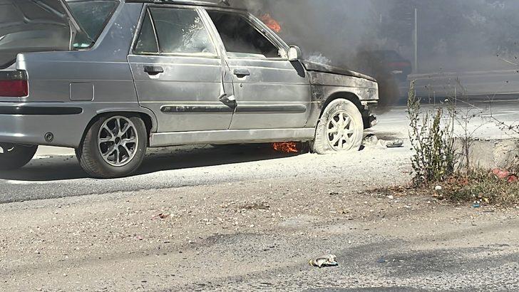 Bolu'da otomobildeki yangına, yoldan geçen yangın söndürme cihazı firması yetkilileri müdahale etti G4