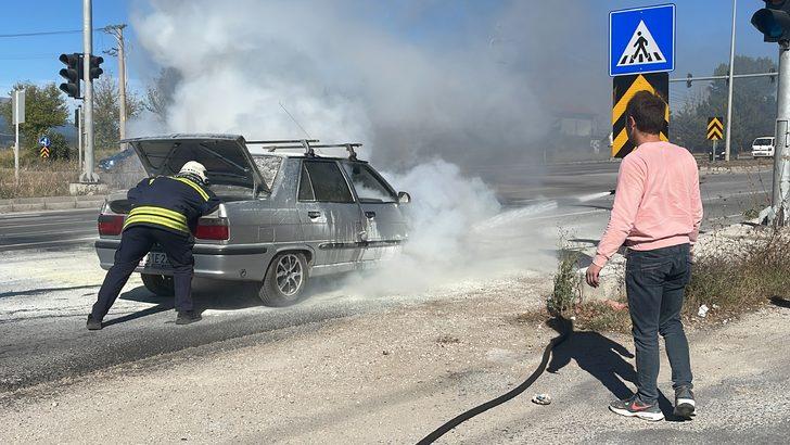 Bolu'da otomobildeki yangına, yoldan geçen yangın söndürme cihazı firması yetkilileri müdahale etti G5