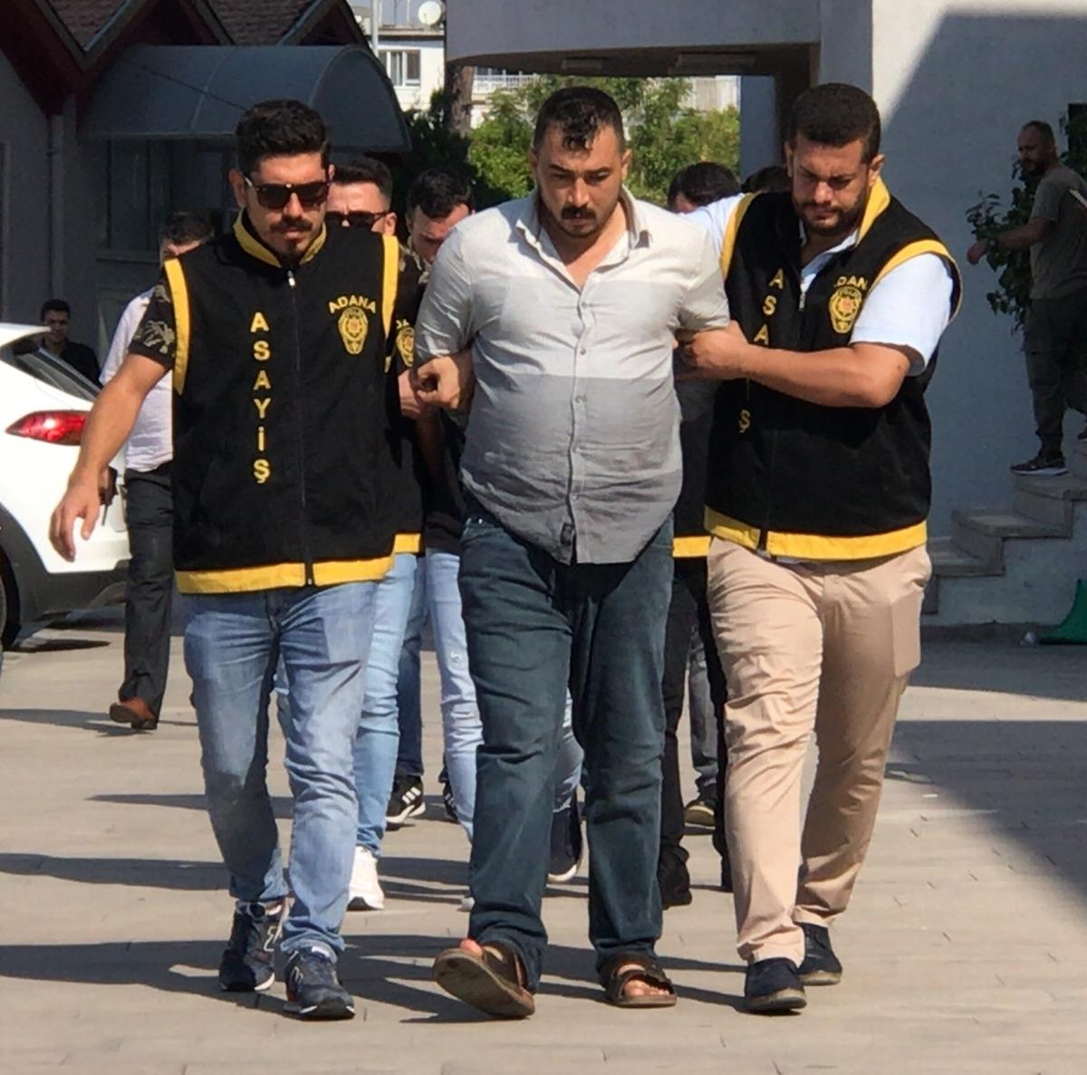 Adana'da sokakta &ouml;ld&uuml;r&uuml;len kişinin katil zanlısı cezaevi arkadaşı &ccedil;ıktı