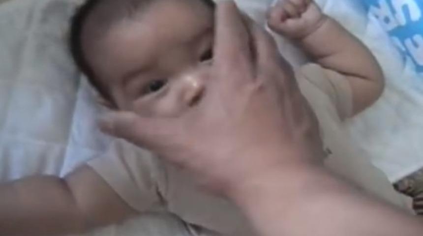 Bu y&ouml;ntemle bebeğini 10 saniyede uyuttu