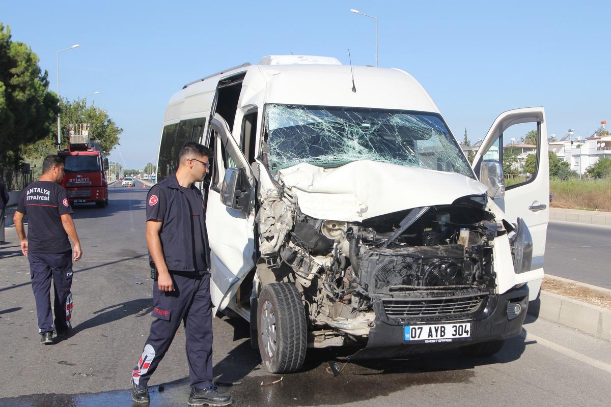 Antalya'da tur minib&uuml;s&uuml; ile kamyonun &ccedil;arpıştığı kazada 2 kişi yaralandı