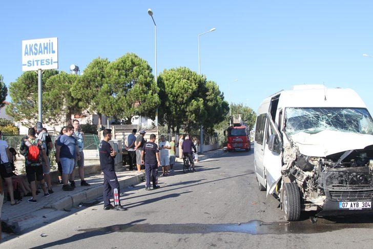 Antalya'da tur minibüsü ile kamyonun çarpıştığı kazada 2 kişi yaralandı G2