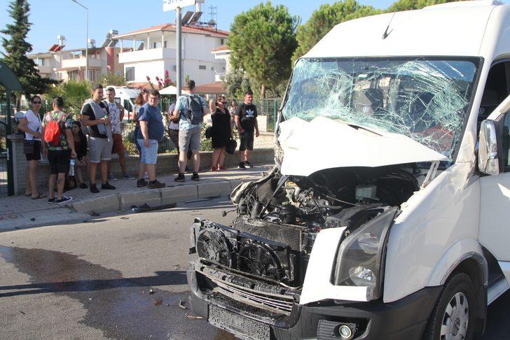 Antalya'da tur minibüsü ile kamyonun çarpıştığı kazada 2 kişi yaralandı G3