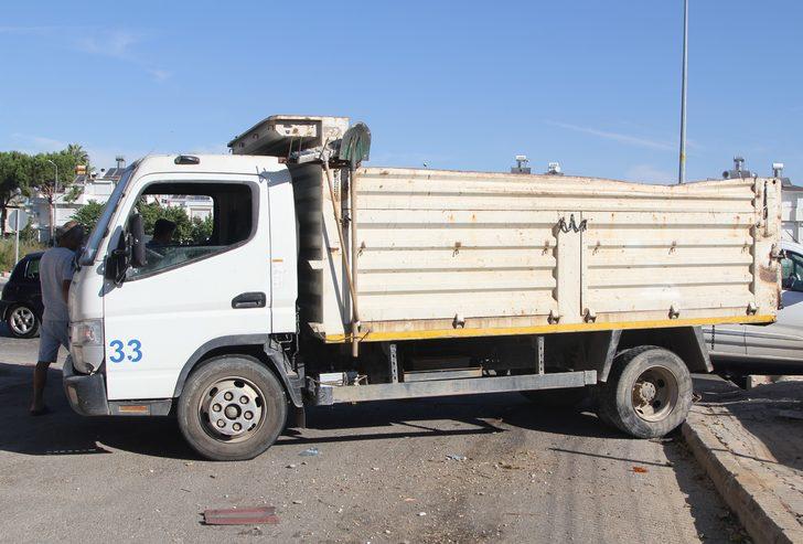 Antalya'da tur minibüsü ile kamyonun çarpıştığı kazada 2 kişi yaralandı G4