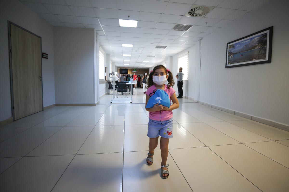 Antalya'da otizmli &ccedil;ocuklardan diyaliz hastalarına "kum torbası" desteği