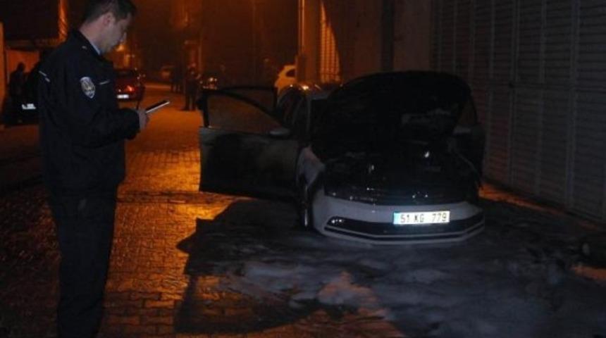 Adana'da 3 otomobil kundaklandı