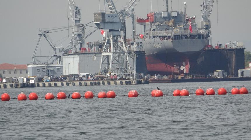 Donanma Komutanlığı'nda bakıma alınan gemide korkutan olay! 4 asker denize düştü