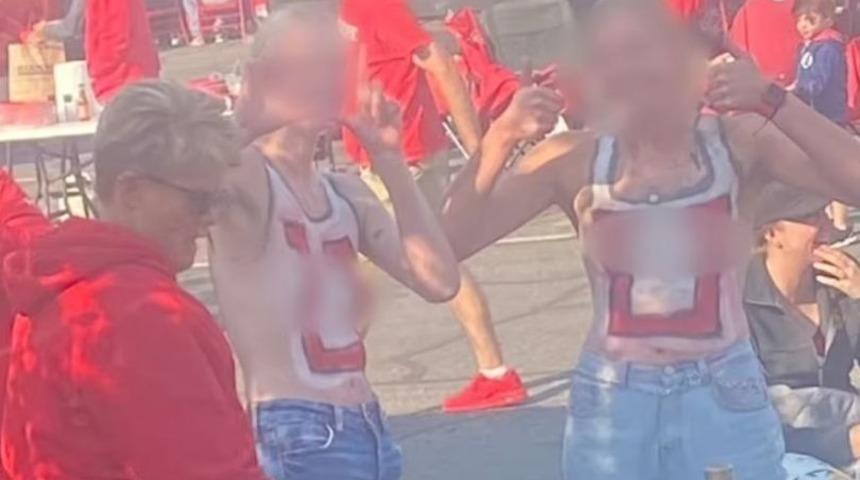 Futbol maçına yarı çıplak gittiler! Vücutlarını ‘atlet’ şeklinde boyadılar ama yetmedi