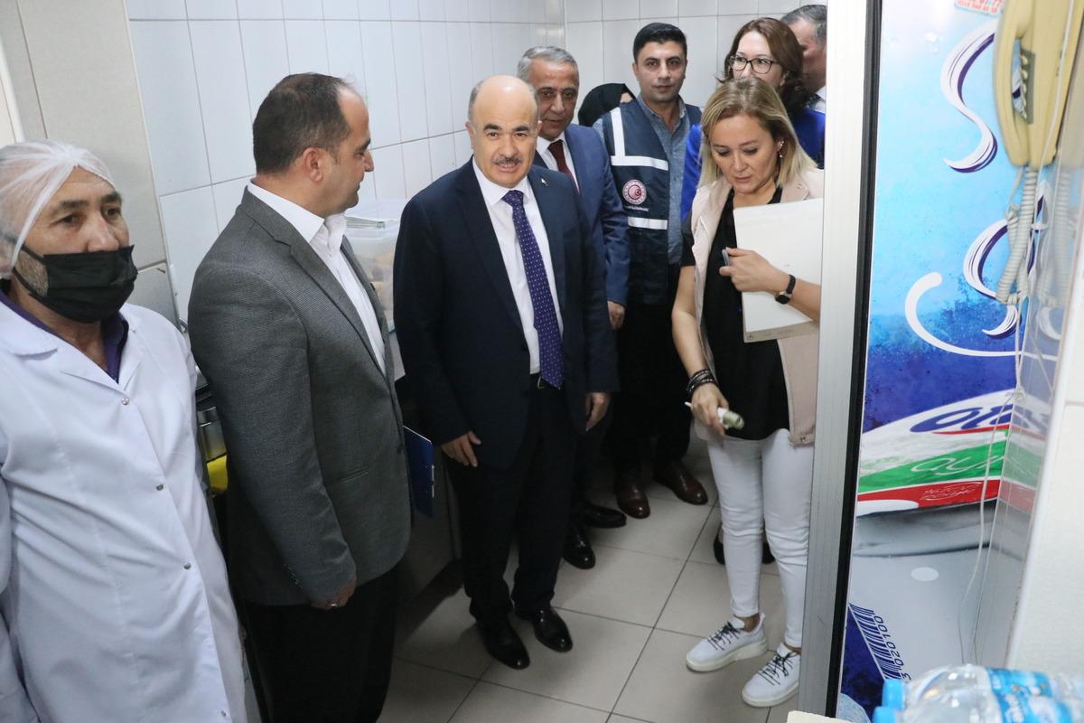 Vali kantin denetiminde tostun fiyatını y&uuml;ksek i&ccedil;indeki peynir dilimlerini de ince buldu