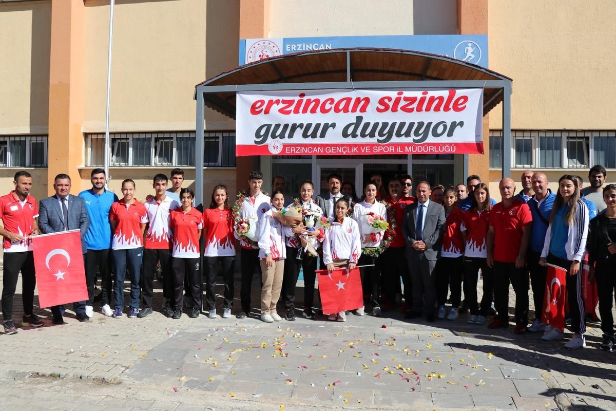 Milli badmintoncu Aleyna Korkut'a baba ocağı Erzincan'da meşaleli karşılama