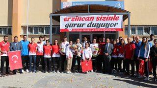 Milli badmintoncu Aleyna Korkut'a baba ocağı Erzincan'da meşaleli karşılama