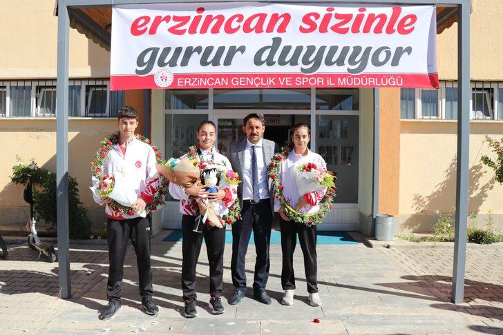 Milli badmintoncu Aleyna Korkut'a baba ocağı Erzincan'da meşaleli karşılama G2