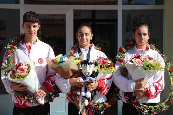 Milli badmintoncu Aleyna Korkut'a baba ocağı Erzincan'da meşaleli karşılama G3