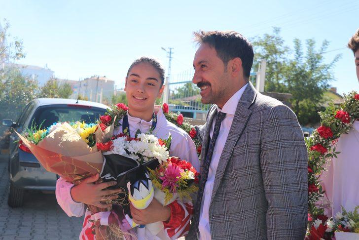 Milli badmintoncu Aleyna Korkut'a baba ocağı Erzincan'da meşaleli karşılama G4