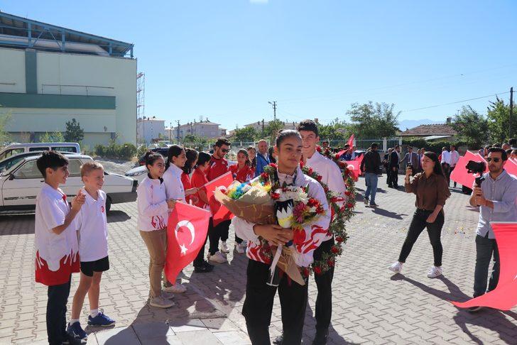 Milli badmintoncu Aleyna Korkut'a baba ocağı Erzincan'da meşaleli karşılama G5