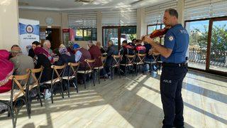 Sinop'ta polis memuru yaşlılara keman dinletisi sundu