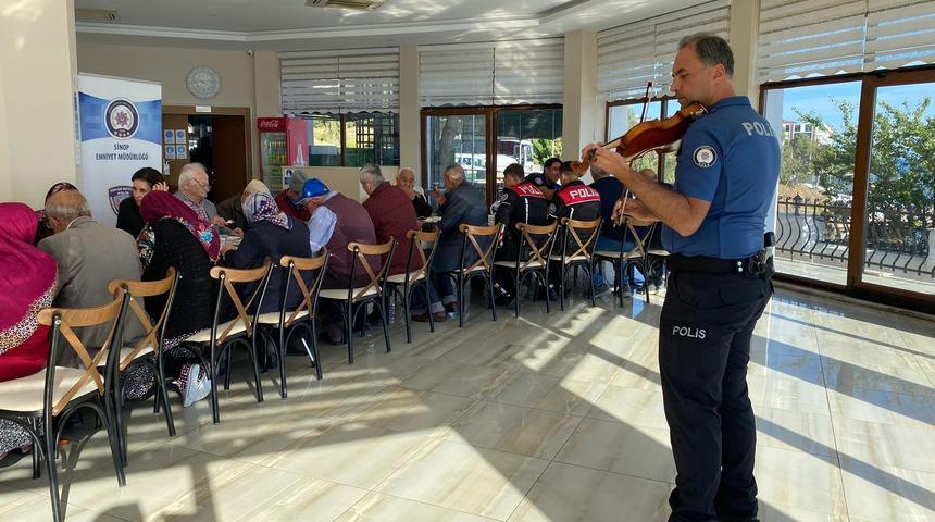 Sinop'ta polis memuru yaşlılara keman dinletisi sundu