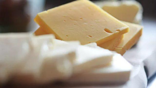 Kandırılıyor olabiliriz: Kaşar peyniri sandıklarınız tost peyniri olabilir! Kaşar ve tost peynirinin farkı nasıl anlaşılır?