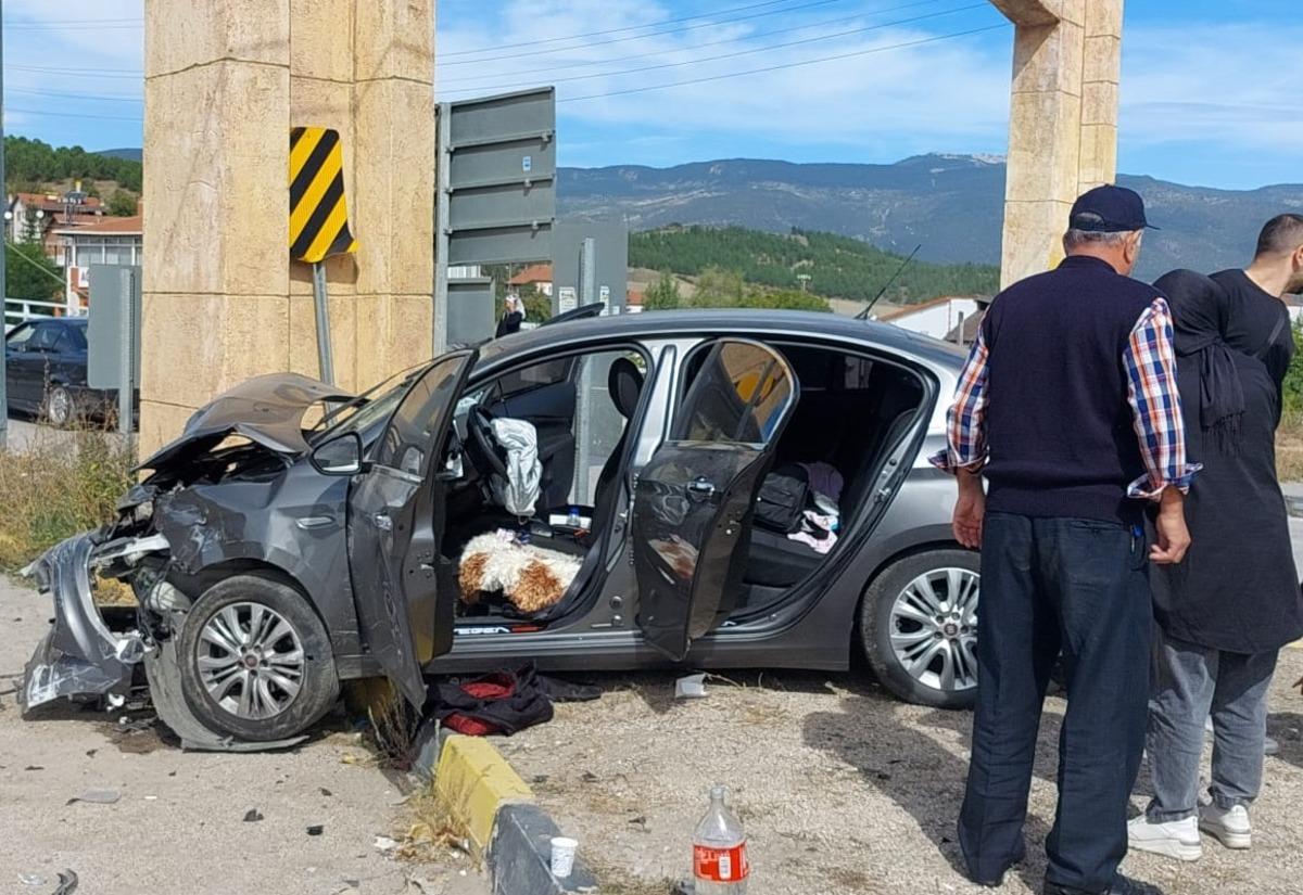 Karab&uuml;k'te 2 otomobilin &ccedil;arpıştığı kazada 1 kişi &ouml;ld&uuml;, 6 kişi yaralandı