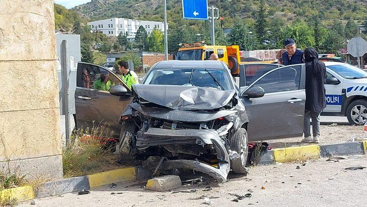 Karabük'te 2 otomobilin çarpıştığı kazada 1 kişi öldü, 6 kişi yaralandı G3