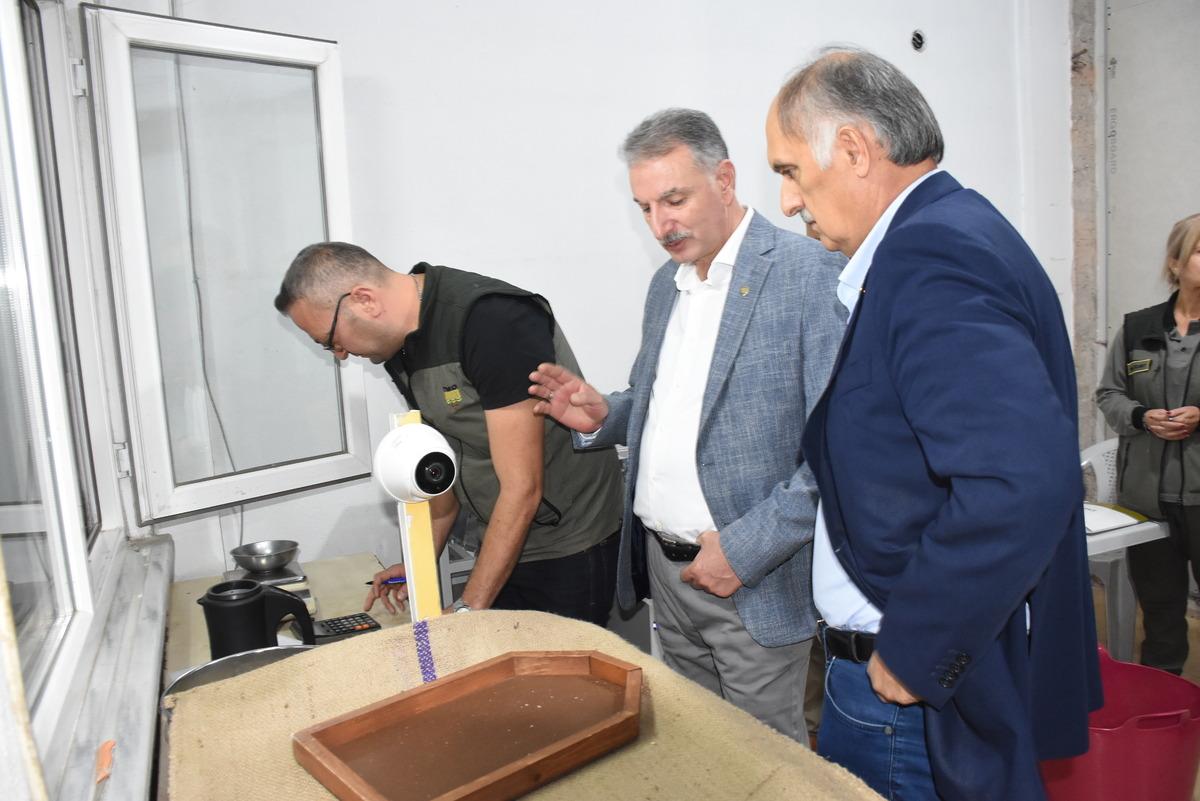TMO Genel M&uuml;d&uuml;r&uuml; G&uuml;ldal, Giresun'da fındık alım merkezlerini ziyaret etti: