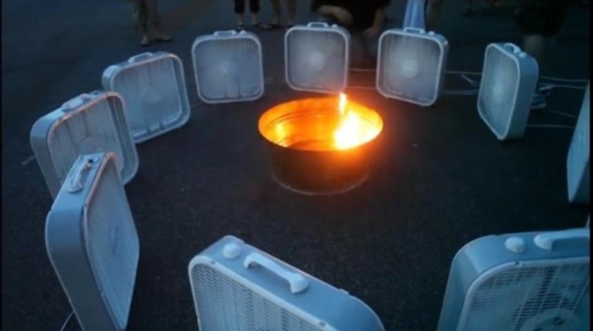 Ateşin etrafına koyduğu fanları &ccedil;alıştırınca olanlara inanamayacaksınız