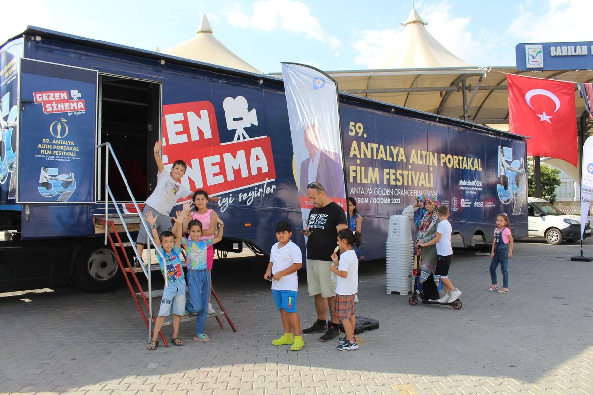 Altın Portakal Sinema Tırı &uuml;cretsiz sinema g&ouml;sterimlerini s&uuml;rd&uuml;r&uuml;yor