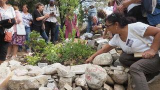 Dostları vefatının 9'uncu yılında sanatçı Tuncel Kurtiz'i kabri başında andı