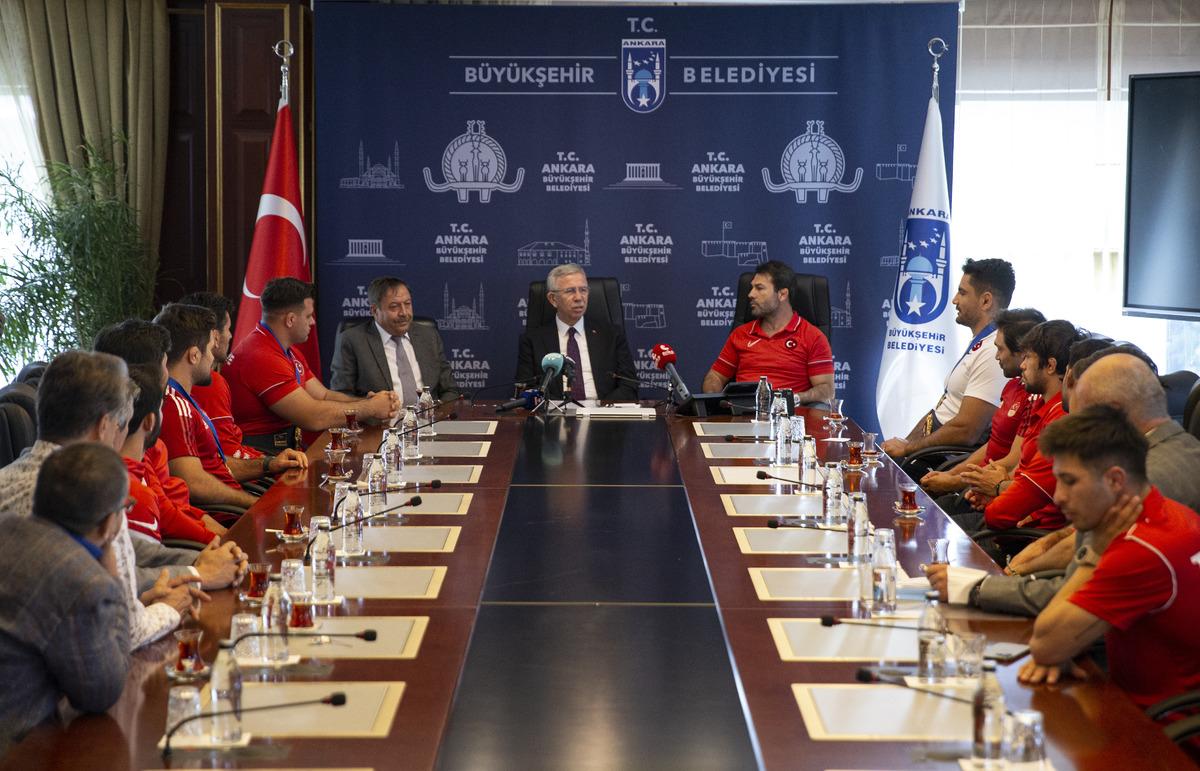 Mansur Yavaş, d&uuml;nya şampiyonu Taha Akg&uuml;l ve Rıza Kayaalp ile bir araya geldi