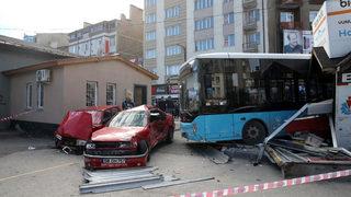 Sivas'ta halk otobüsünün park halindeki araçlara çarptığı kazada 7 kişi yaralandı