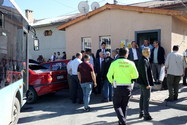 Sivas'ta halk otobüsünün park halindeki araçlara çarptığı kazada 7 kişi yaralandı G3