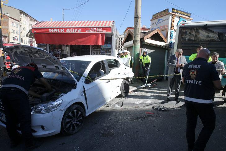 Sivas'ta halk otobüsünün park halindeki araçlara çarptığı kazada 7 kişi yaralandı G5