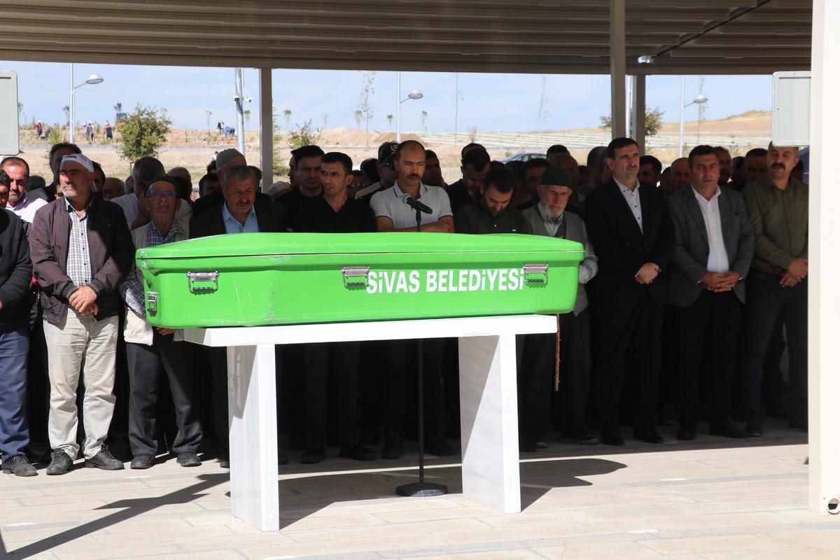 Sivas'ta trafik kazasında &ouml;len &uuml;niversite &ouml;ğrencisinin cenazesi toprağa verildi