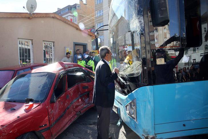 İşte kazaya sebep olan o anlar... Ortalık savaş alanına döndü! Halk otobüsü park halindeki araçlara çarptı: 7 yaralı G4