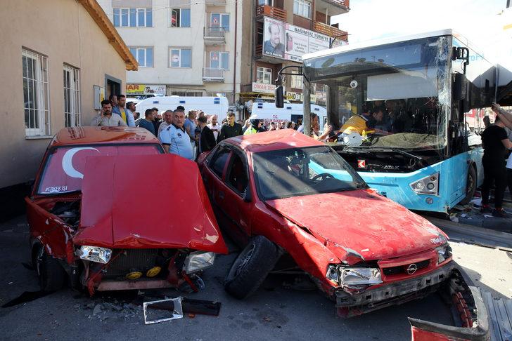 İşte kazaya sebep olan o anlar... Ortalık savaş alanına döndü! Halk otobüsü park halindeki araçlara çarptı: 7 yaralı G3