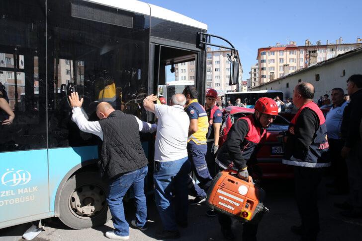 İşte kazaya sebep olan o anlar... Ortalık savaş alanına döndü! Halk otobüsü park halindeki araçlara çarptı: 7 yaralı G2