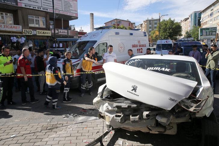 GÜNCELLEME - Sivas'ta halk otobüsünün park halindeki araçlara çarptığı kazada 7 kişi yaralandı G2