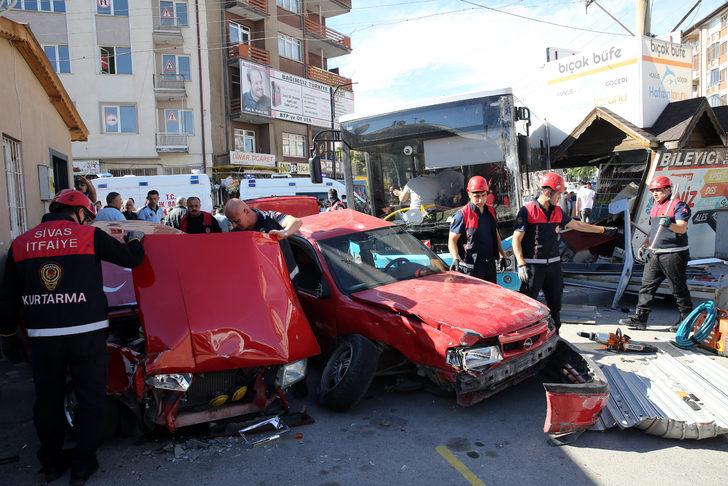 İşte kazaya sebep olan o anlar... Ortalık savaş alanına döndü! Halk otobüsü park halindeki araçlara çarptı: 7 yaralı G1