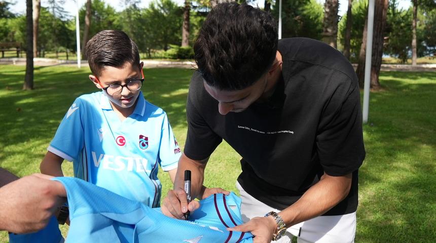 Trabzonsporlu Bartra, golü sonrası sevinç yaşayan küçük taraftarla bir araya geldi