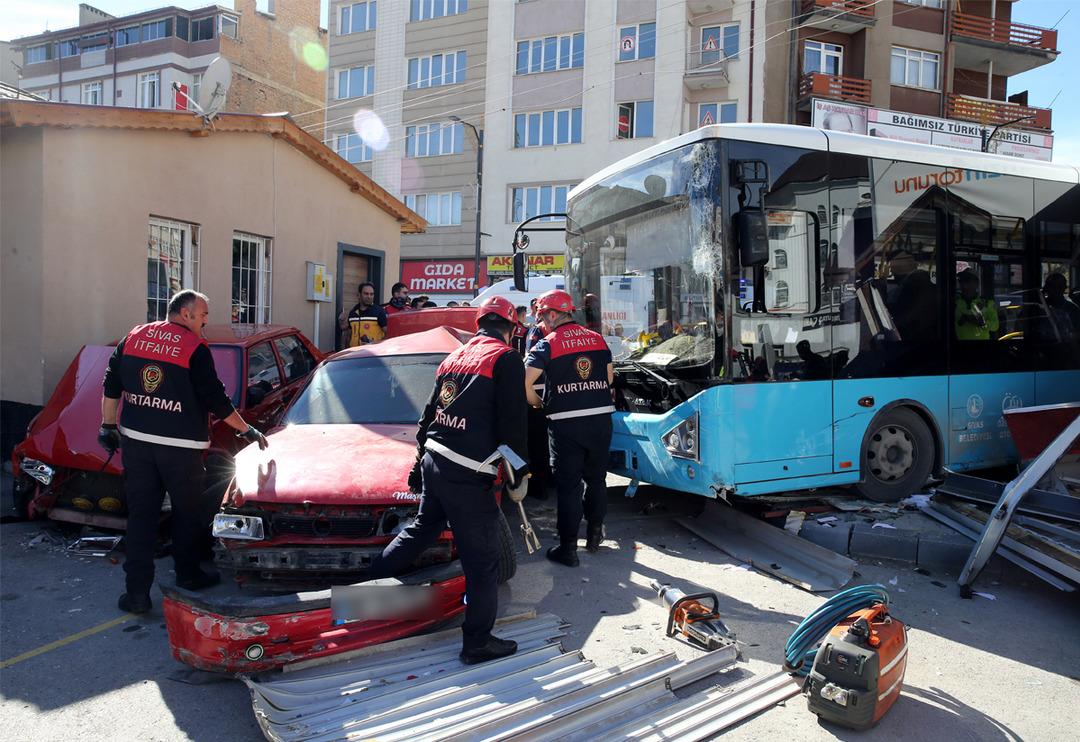 İşte kazaya sebep olan o anlar... Ortalık savaş alanına d&ouml;nd&uuml;! Halk otob&uuml;s&uuml; park halindeki ara&ccedil;lara &ccedil;arptı: 7 yaralı