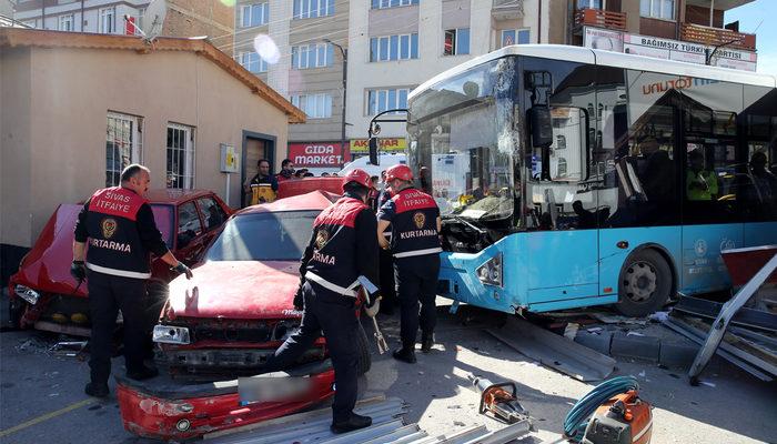 İşte kazaya sebep olan o anlar... Ortalık savaş alanına döndü! Halk otobüsü park halindeki araçlara çarptı: 7 yaralı