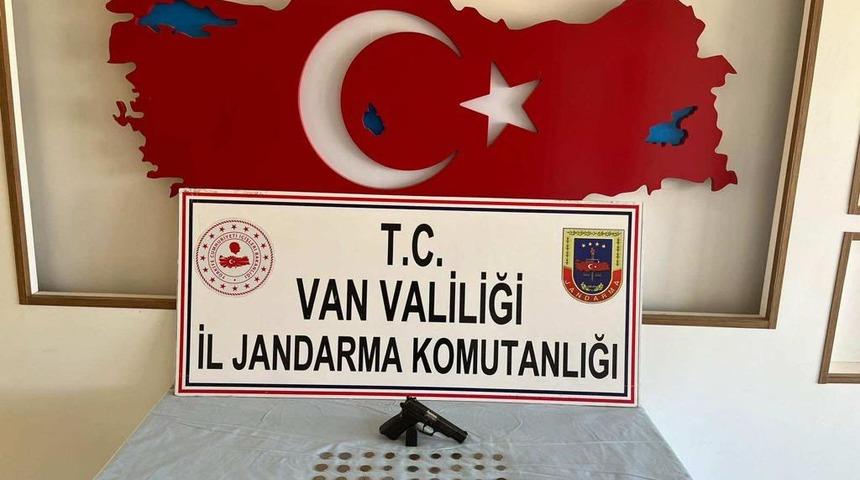 Van'da internetten satışa sunulan tarihi objelere el konuldu