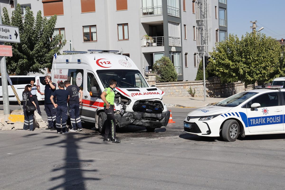 Denizli'de ambulansla hafif ticari aracın &ccedil;arpışması sonucu 5 kişi yaralandı