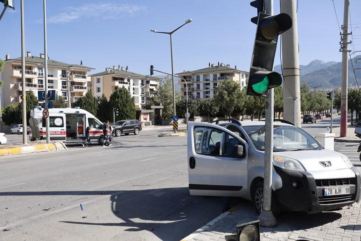 Denizli'de ambulansla hafif ticari aracın çarpışması sonucu 5 kişi yaralandı G2