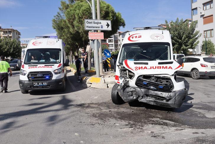Denizli'de ambulansla hafif ticari aracın çarpışması sonucu 5 kişi yaralandı G3