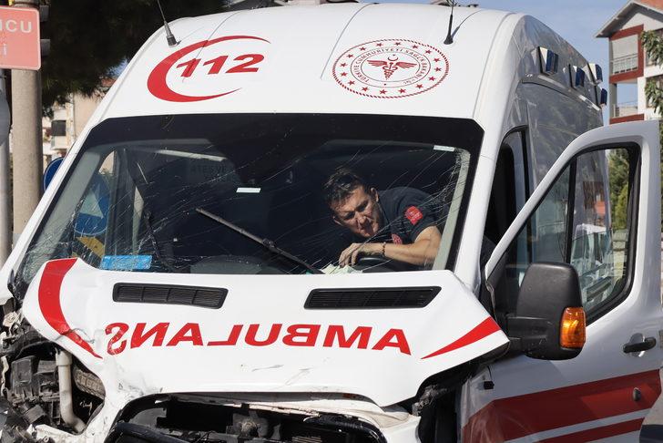 Denizli'de ambulansla hafif ticari aracın çarpışması sonucu 5 kişi yaralandı G4