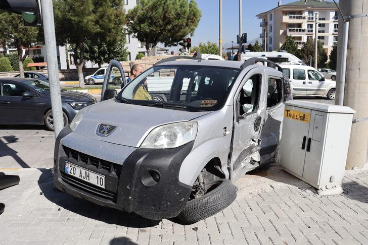 Denizli'de ambulansla hafif ticari aracın çarpışması sonucu 5 kişi yaralandı G5