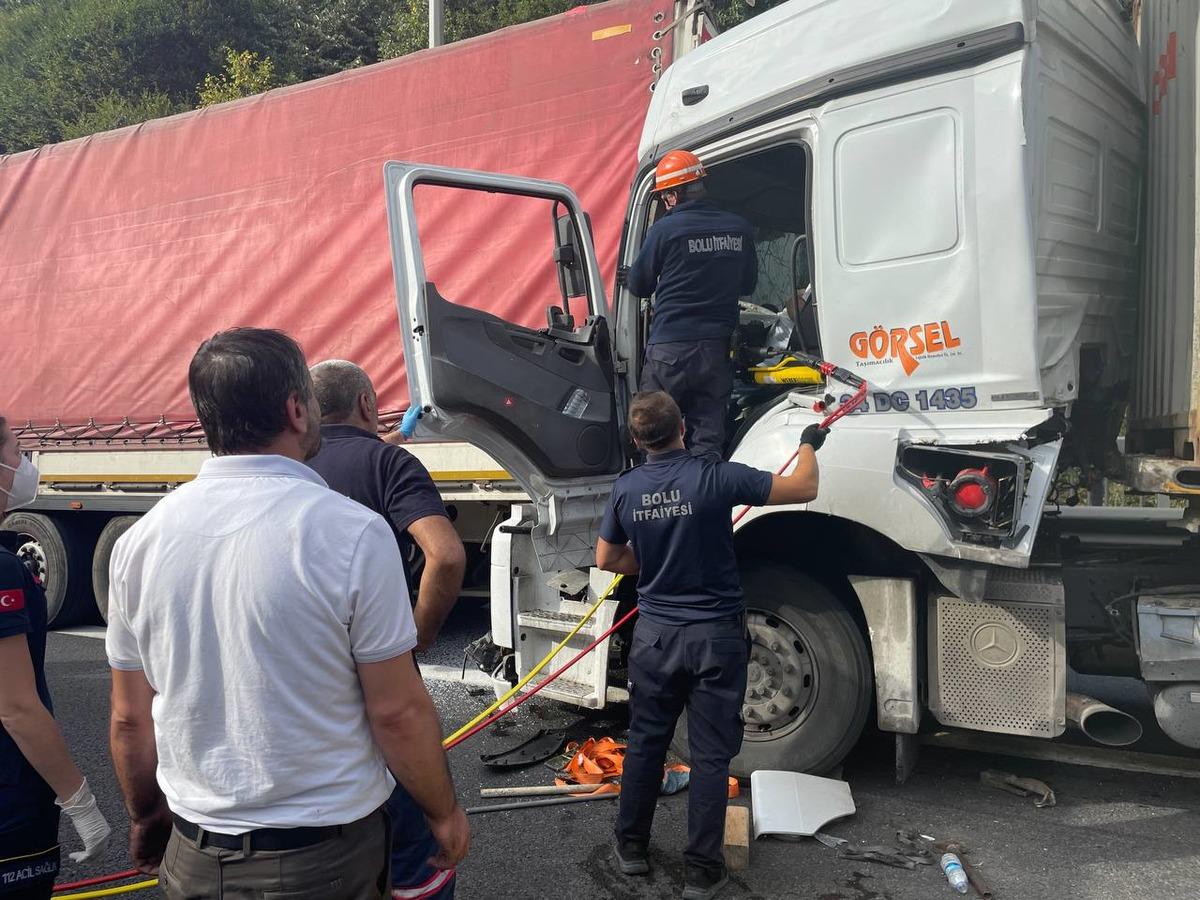 Anadolu Otoyolu'nda trafik kazası nedeniyle tırda sıkışan s&uuml;r&uuml;c&uuml; kurtarıldı
